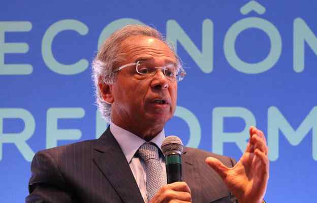 Guedes pede que brasileiros paguem os serviços que usam