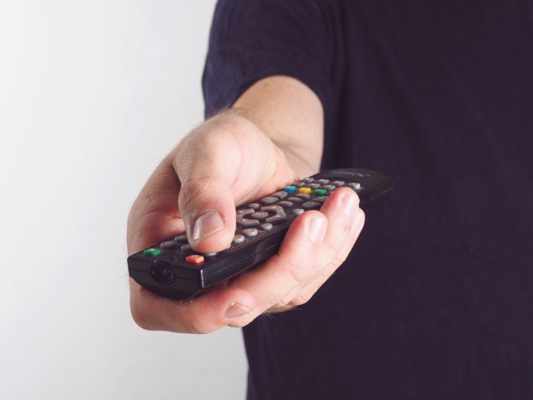 TV paga perde mais 105 mil clientes e base total cai abaixo de 15 milhões