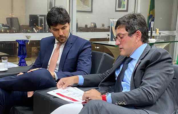 Claro informa ao novo ministro que segue investindo no Brasil